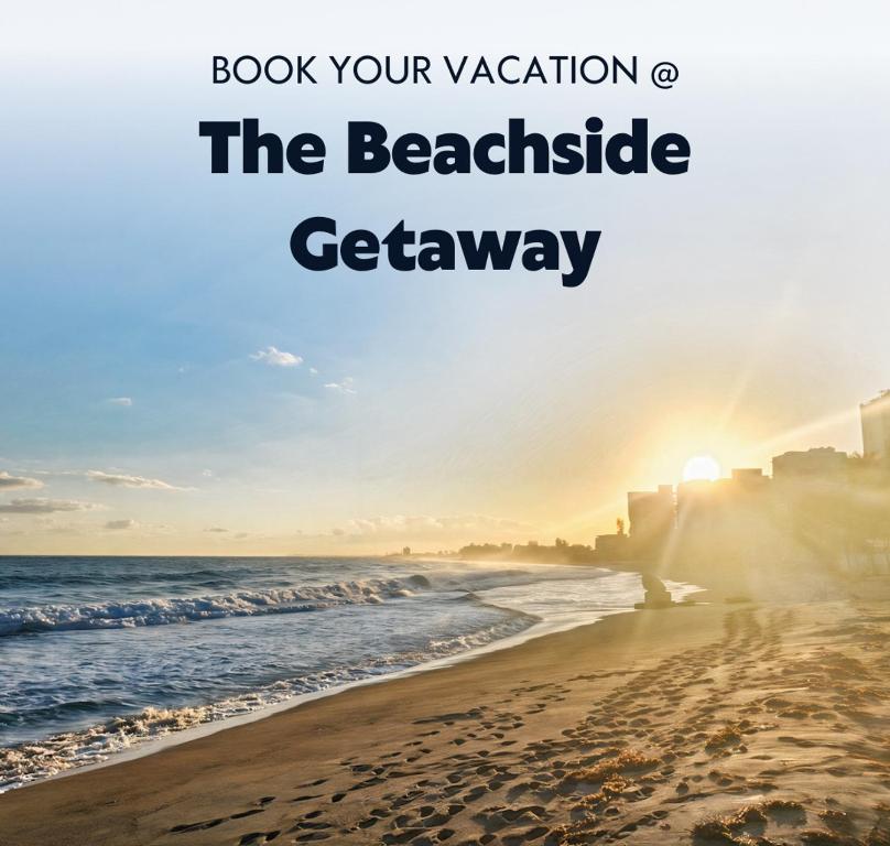 une plage avec les mots réservez vos vacances l'escapade en bord de mer dans l'établissement Majestic 2-Bedroom Beachside Suite, à San Juan