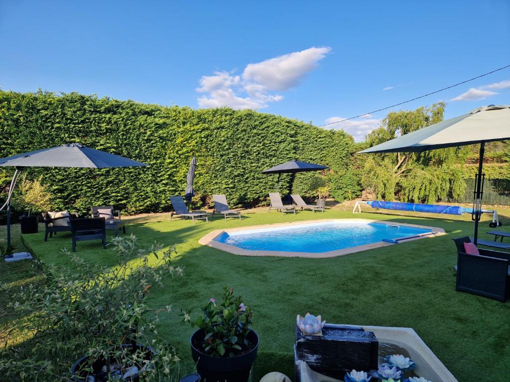 Bazén v ubytování L'étape Provencale nebo v jeho okolí