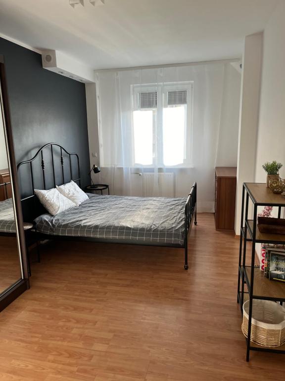 une chambre avec un lit et une fenêtre dans l'établissement Mieszkanie Przy Deptaku, à Świnoujście