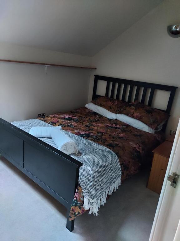 a bedroom with a bed and a dresser with a bed sidx sidx sidx sidx at Jasmine cottage-1 King bed room, 40 mins to Cotswolds 90 mins to Oxford and Bath in Great Malvern