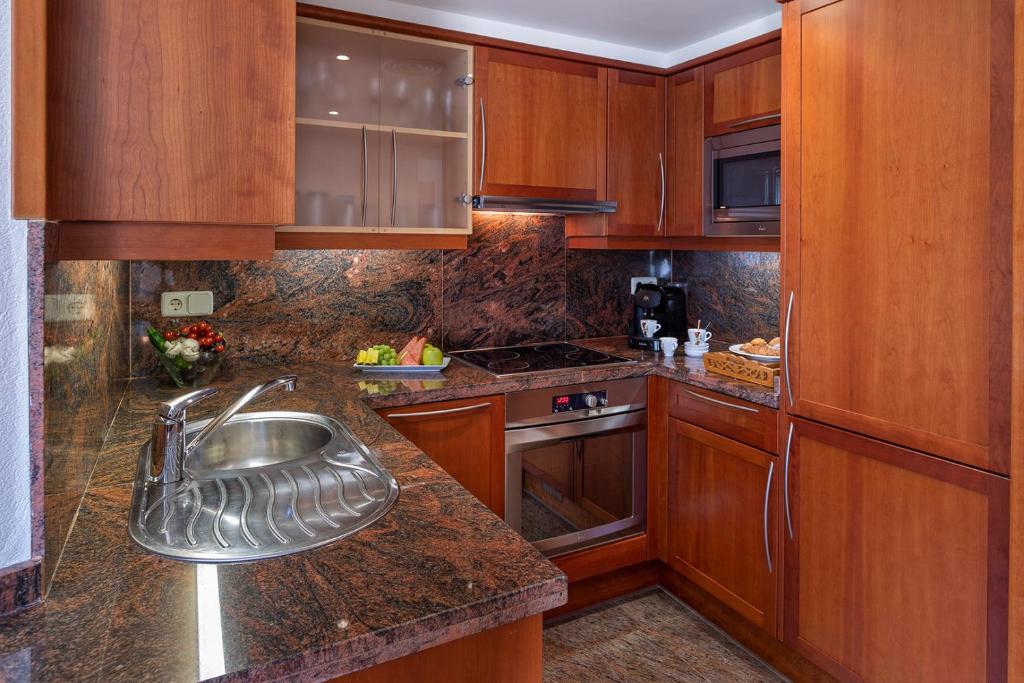 Kuchyň nebo kuchyňský kout v ubytování Apartamento Torre Gran Luxe 2