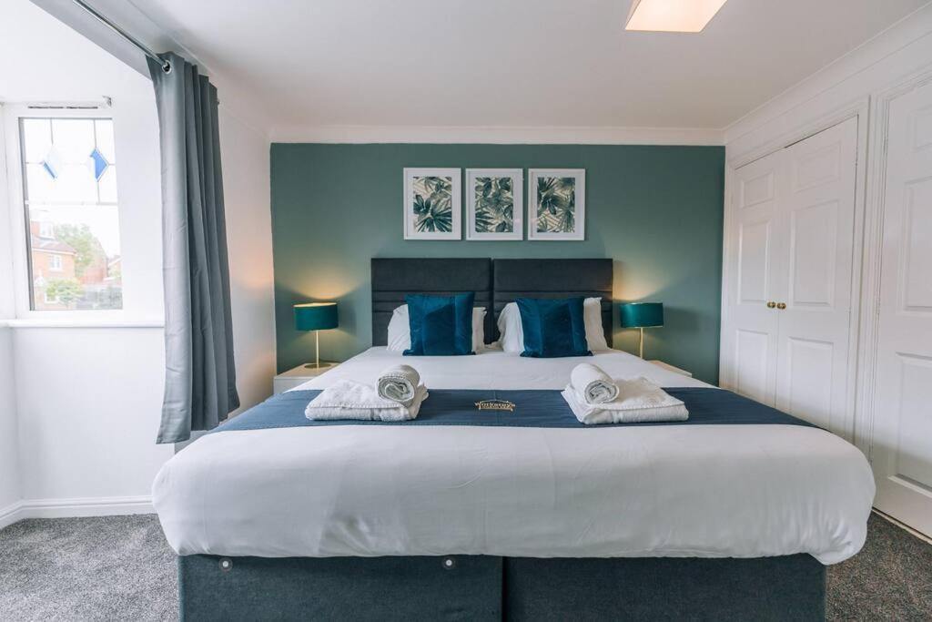 Postel nebo postele na pokoji v ubytování Spacious 5 bed house with free private parking, Bedlington, Northumberland