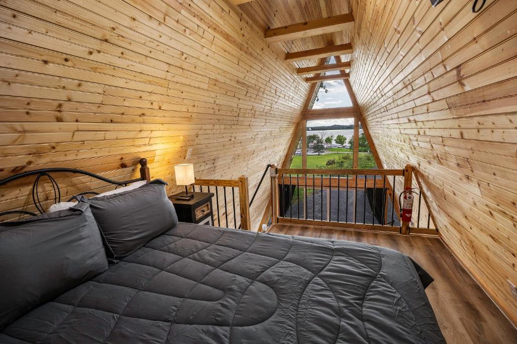 um quarto com uma cama num chalé de madeira em Relaxing Getaway Earth Cabin em Newport