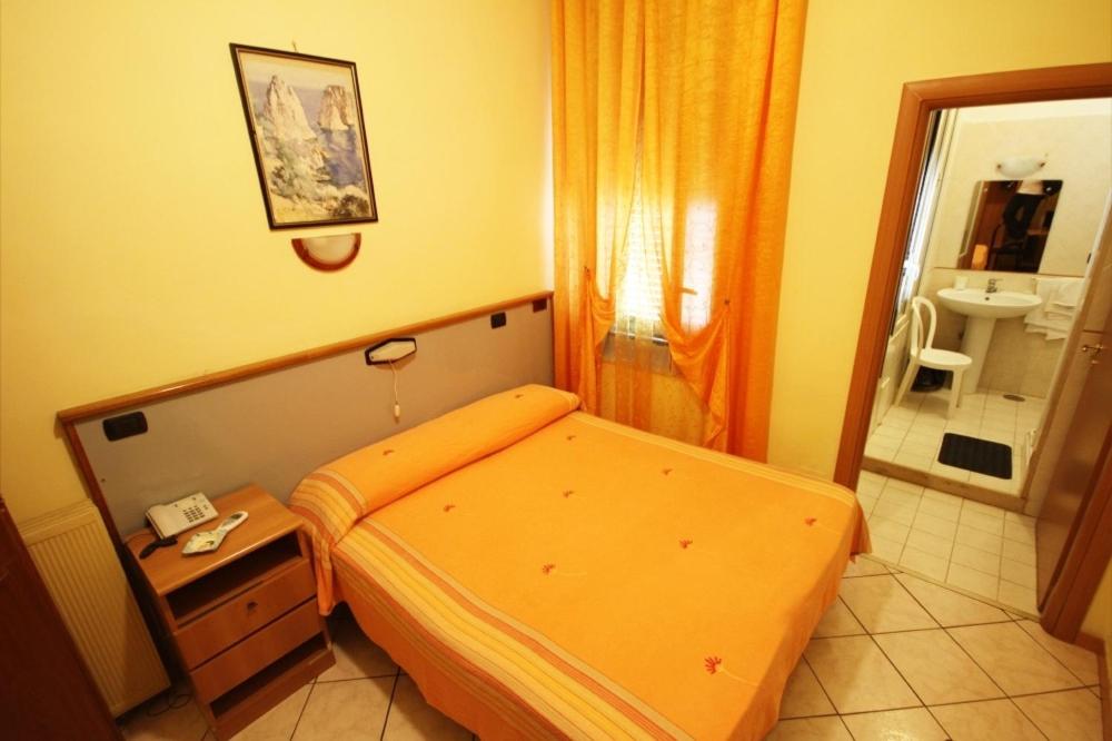 una piccola camera con letto e bagno di Hotel Casanova a Napoli