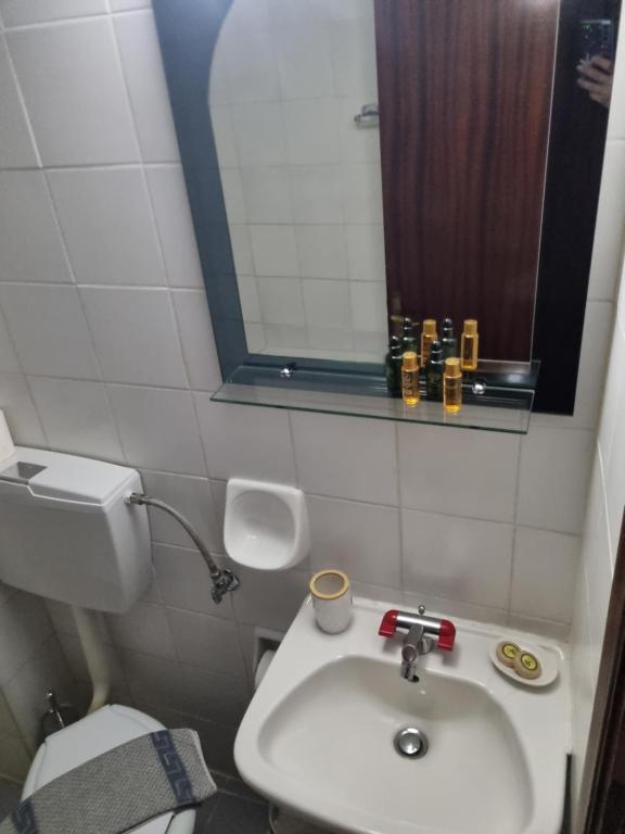 Koupelna v ubytování Zeus Guesthouse