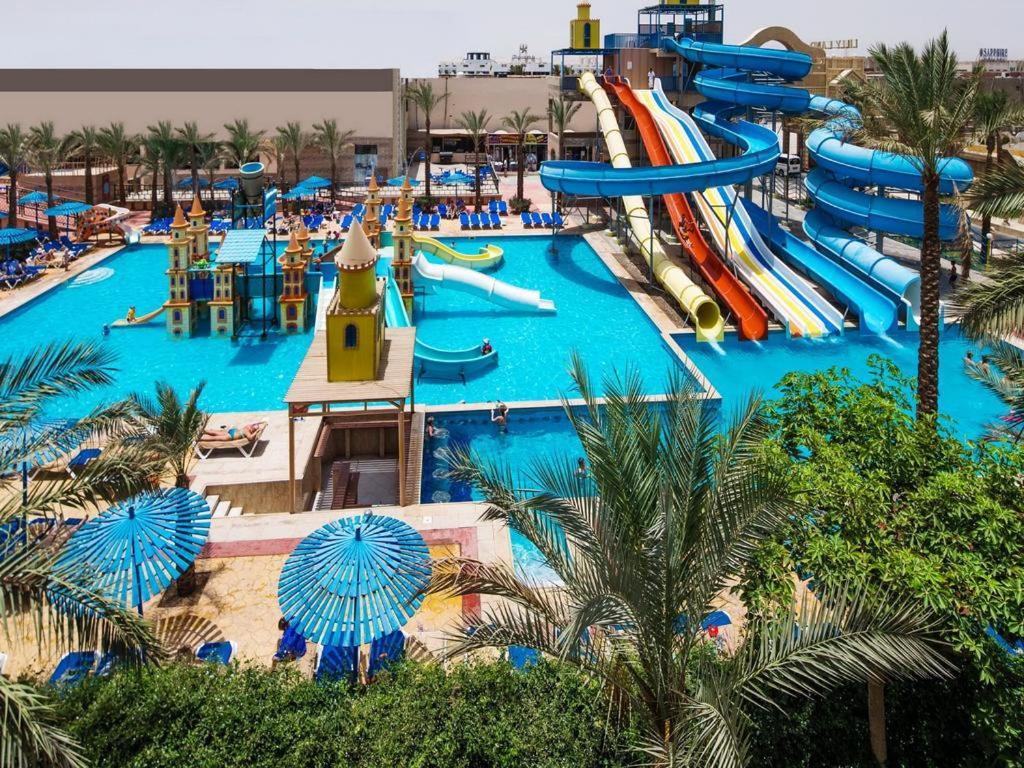 un'immagine di un parco acquatico in un resort di A two-room chalet in the village of Lale Land, Mirage Bay, Ecopark a Hurghada