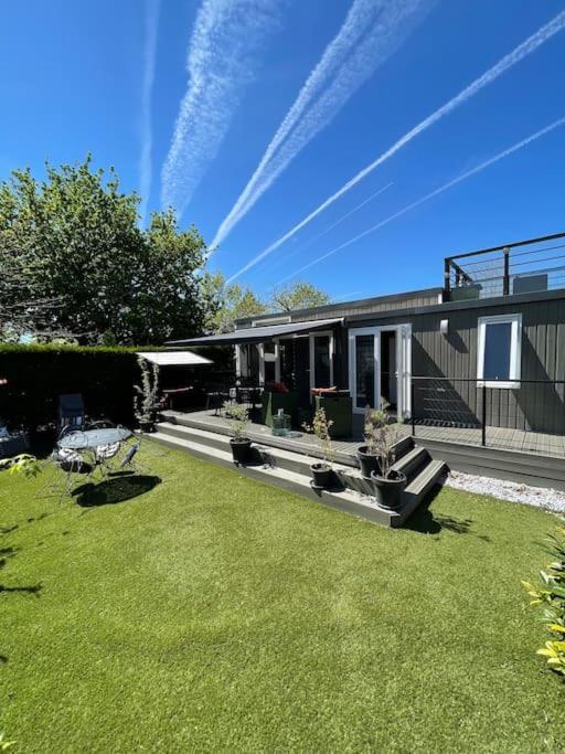 une maison avec une pelouse devant dans l'établissement Logement camping Nava Biscarrosse, à Biscarrosse