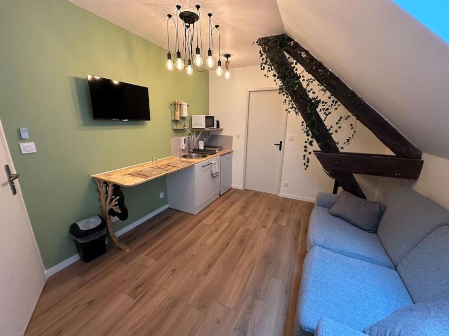 - un salon avec un canapé bleu et un escalier dans l'établissement Helsinki 2 personnes, à Amiens