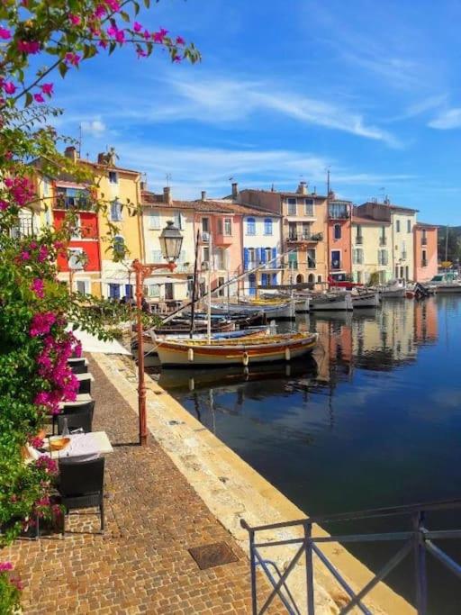 a view of a canal with houses and boats at Le Nid du Miroir in Martigues