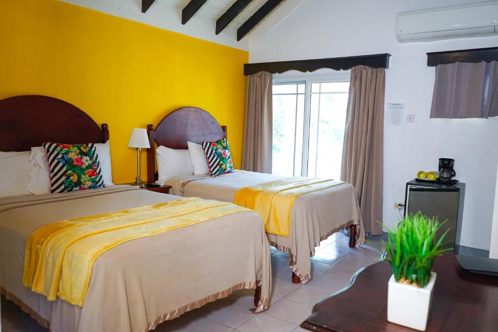 Postel nebo postele na pokoji v ubytování AYURVEDA RESORT