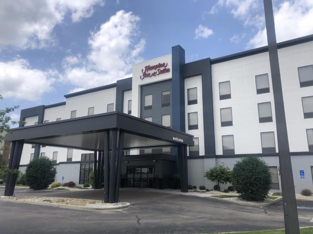 a building with a sign on the front of it at Hampton Inn & Suites Dayton-Vandalia in Murlin Heights