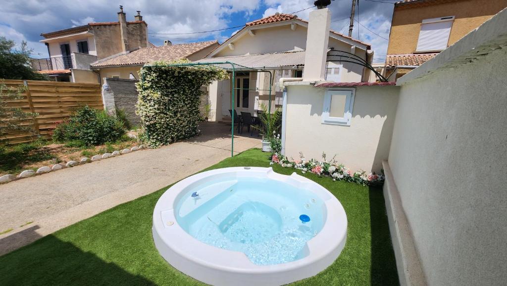 - des toilettes assises dans l'herbe devant une maison dans l'établissement Maison Provence, proche Avignon, à Sorgues