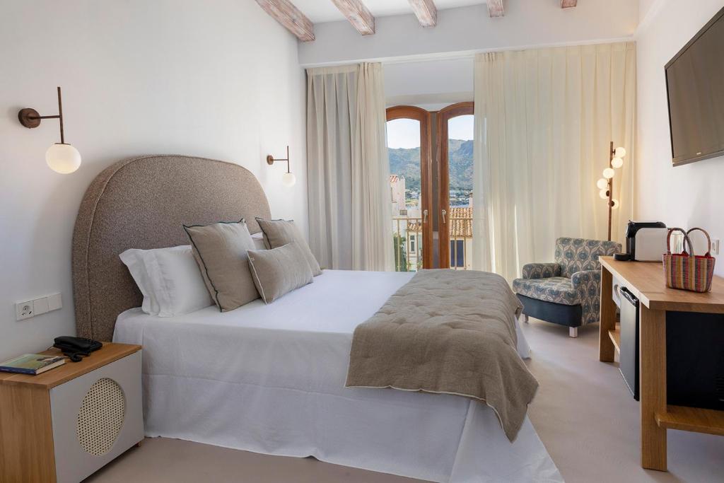 A bed or beds in a room at Hotel Spa Porto Cristo