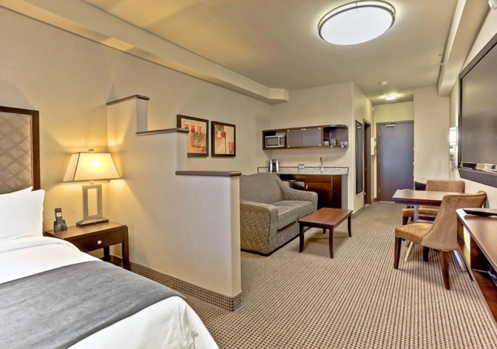 Кровать или кровати в номере Acclaim Hotel by CLIQUE