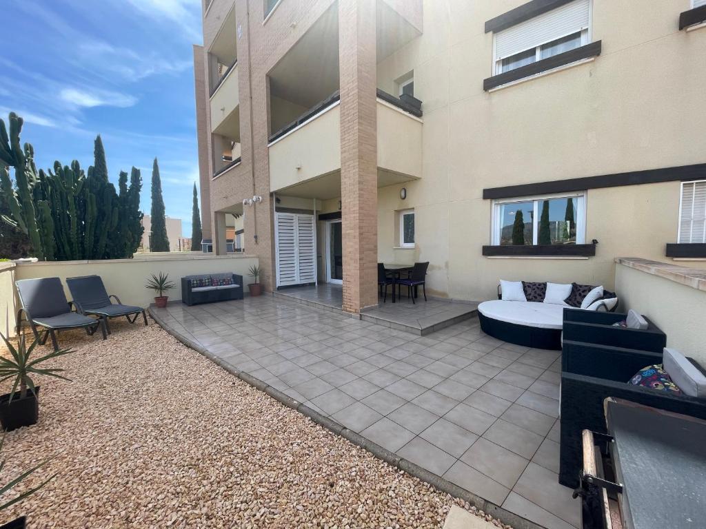 Balkón nebo terasa v ubytování Stunning 2 bedroom ground floor apartment with garden