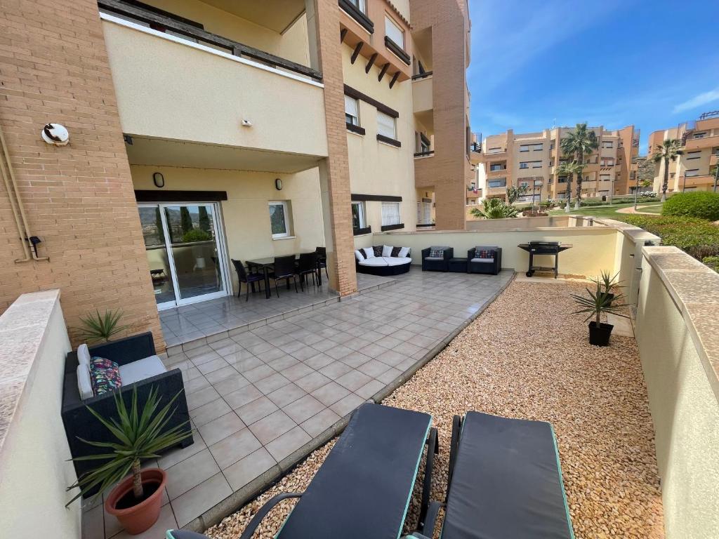 Balkón nebo terasa v ubytování Stunning 2 bedroom ground floor apartment with garden