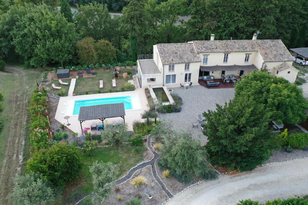 Bazén v ubytování Mon Chemin Privé nebo v jeho okolí