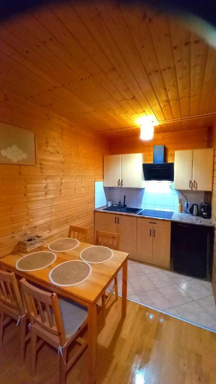 Kuchyňa alebo kuchynka v ubytovaní Chatka Zuzia w Bieszczadach