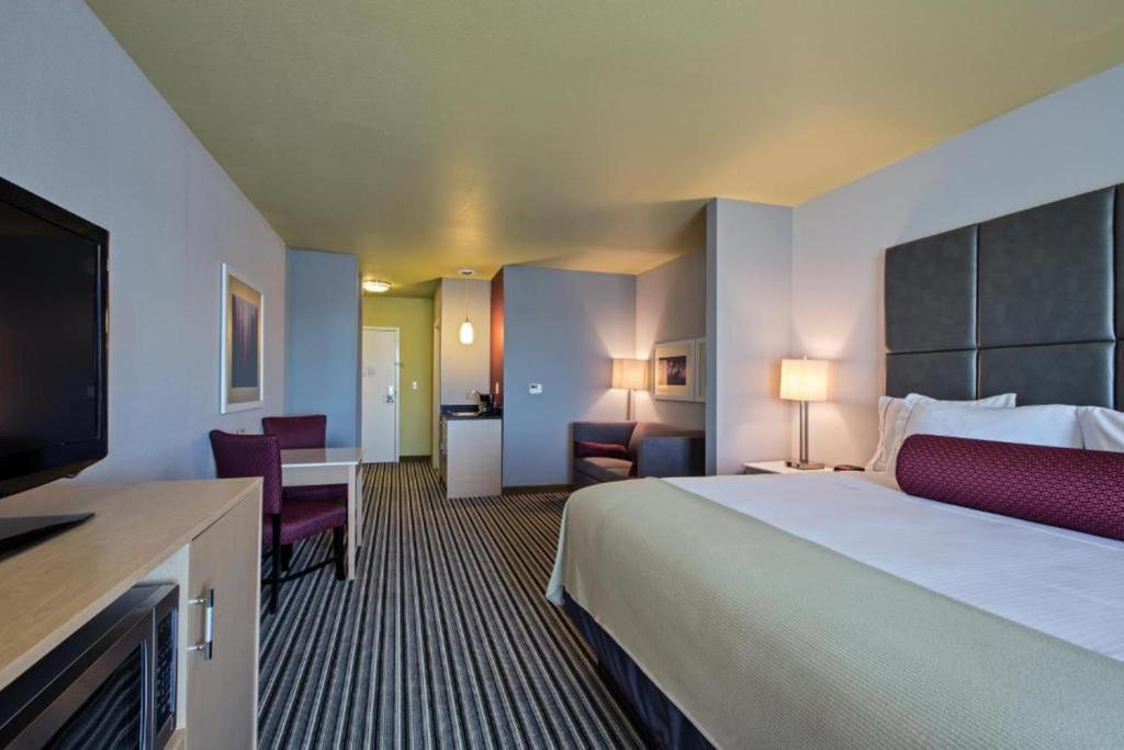 Holiday Inn Express & Suites Carlisle by IHG - King Suite - Communication Accessible