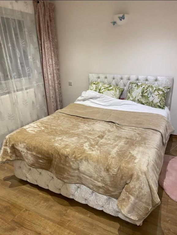 - une chambre avec un grand lit et une couverture dans l'établissement Double room, à St Albans