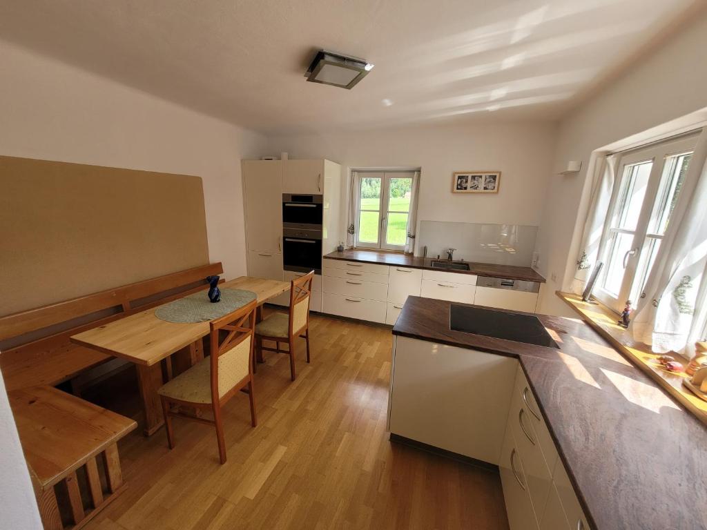 Kuchyň nebo kuchyňský kout v ubytování Murtalhof