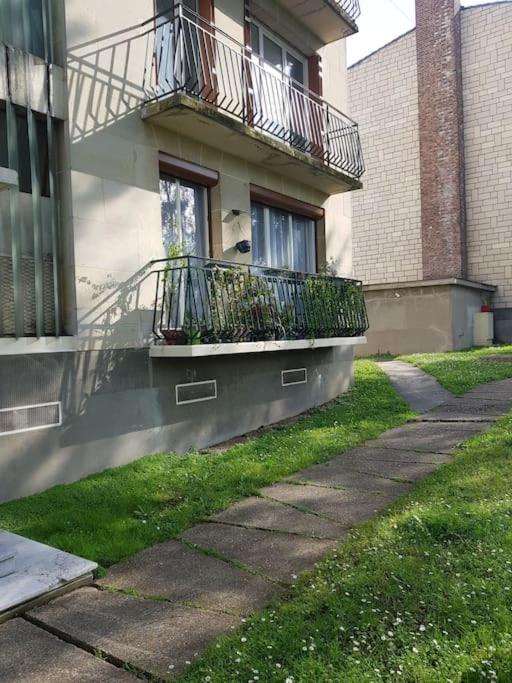 un bâtiment avec un balcon sur le côté dans l'établissement Appartement près du lac d'Enghien les bains, à Enghien-les-Bains