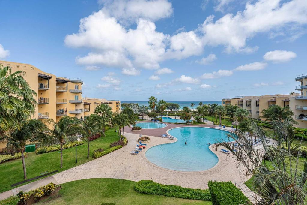 una vista aérea de la piscina del resort en Beachfront - Amazing View 2BR condo - A342, en Palm-Eagle Beach