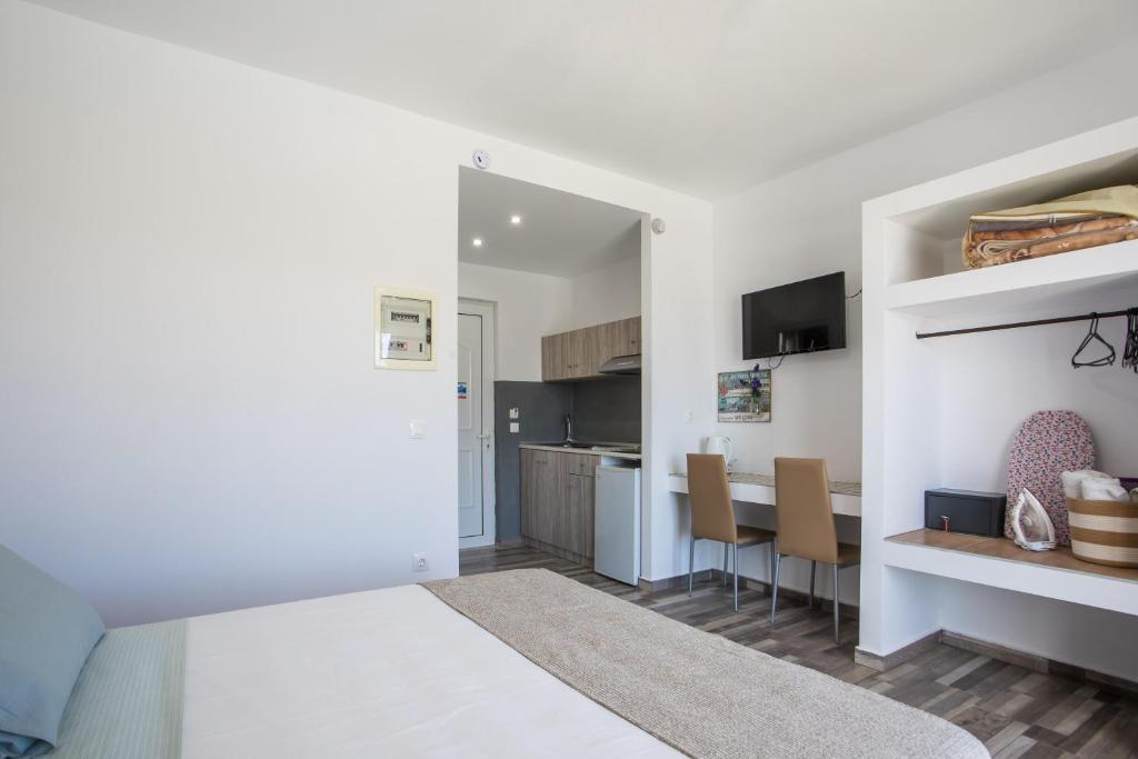 TV a/nebo společenská místnost v ubytování Lisabeth Apartments