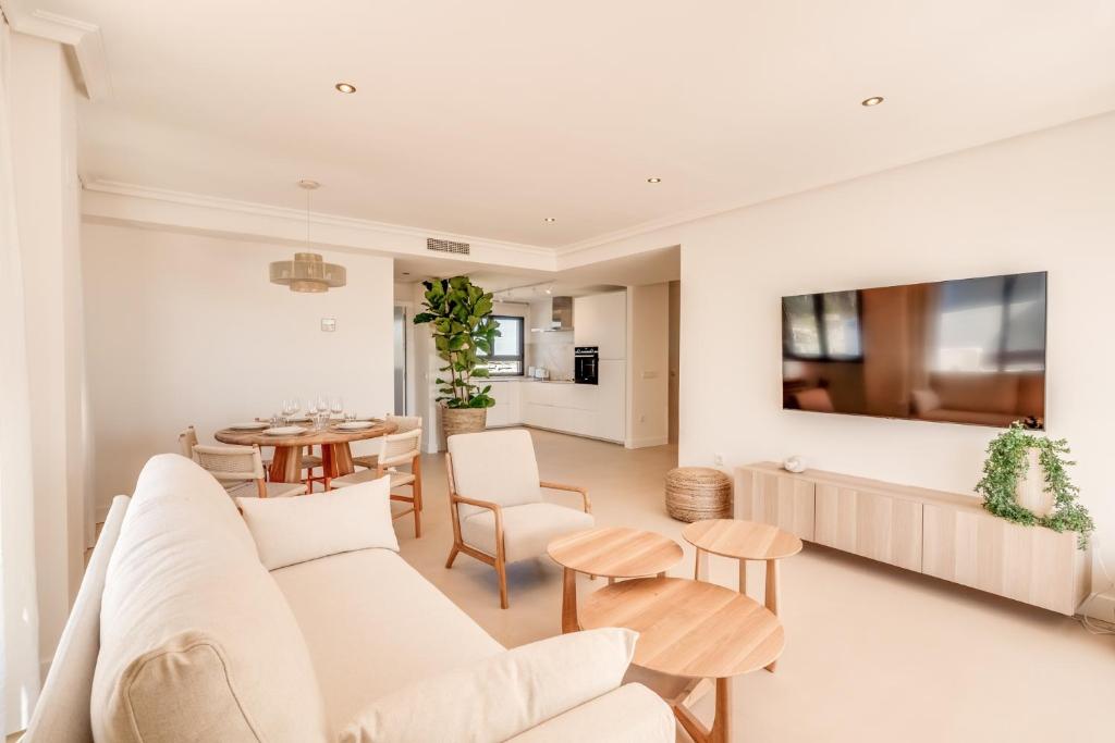 Et tv og/eller underholdning på Renovated Apartment - with Sea View!