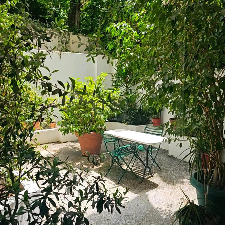 Diocharous garden apartment