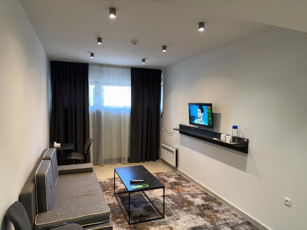 TV a/nebo společenská místnost v ubytování NAVA Hotel Yerevan
