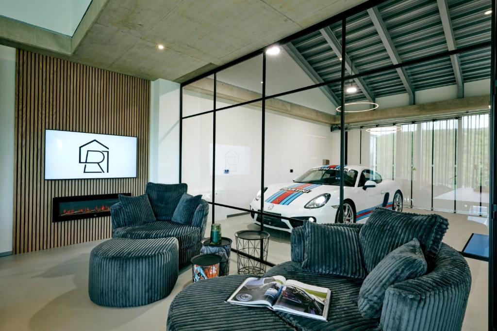 Χώρος καθιστικού στο Racers Lodge Nordschleife - mit Hebebühne und Doppelgarage