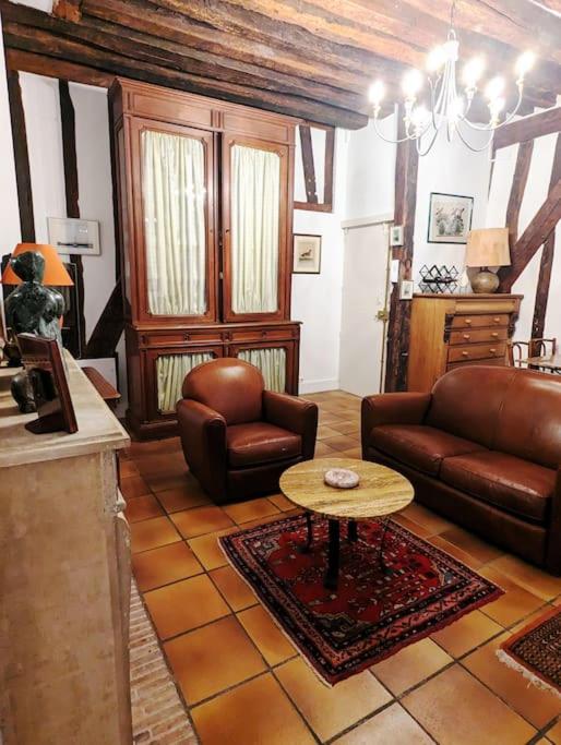 un salon avec un canapé et une table dans l'établissement Appart Authentique et confortable - Marais, à Paris