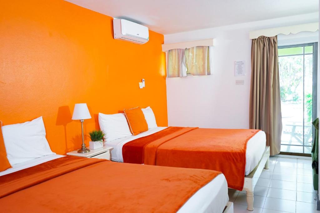 Postel nebo postele na pokoji v ubytování AYURVEDA RESORT