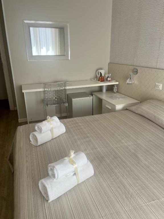 Łóżko lub łóżka w pokoju w obiekcie Hotel Villa Rosa