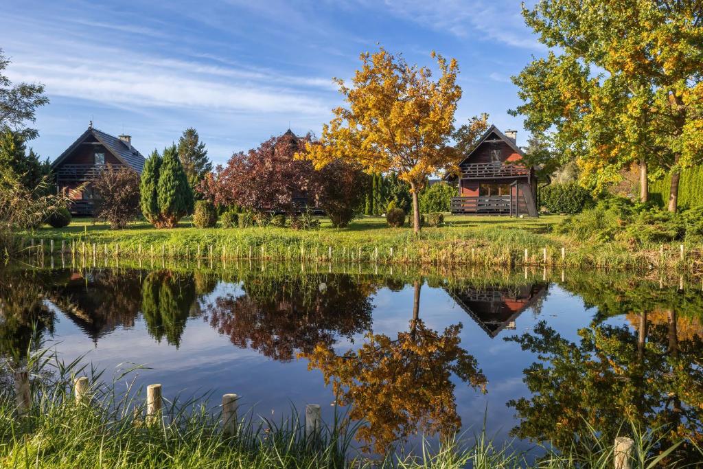 un reflejo de una casa en un lago en Domki całoroczne nad zalewem, en Świnoujście