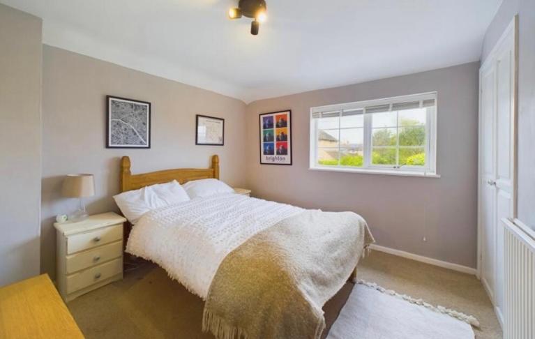Un dormitorio con una cama grande y una ventana en relaxed and peaceful, en St Ives