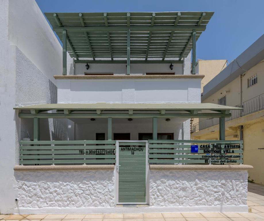 ein Gebäude mit einer grünen Tür davor in der Unterkunft Casa Dell Artista with private jacuzzi in Kos-Stadt