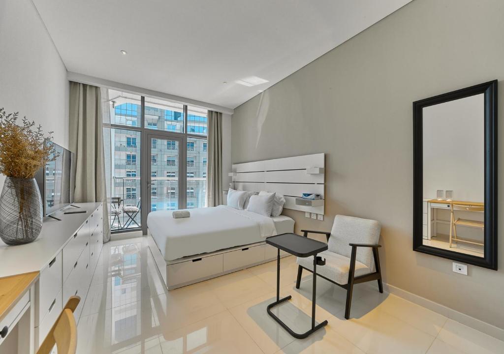 Postel nebo postele na pokoji v ubytování First Class Apartments in Seven Palm with direct Access to the West Palm Beach and Nakheel Mall