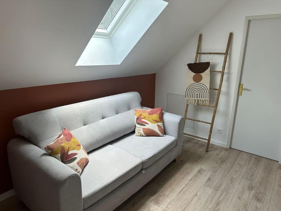 - un salon avec un canapé et une lucarne dans l'établissement Zenata 2 personnes, à Amiens
