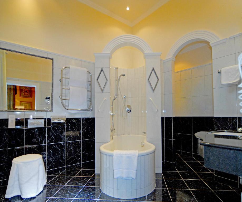 A bathroom at Hotel Bristol Salzburg