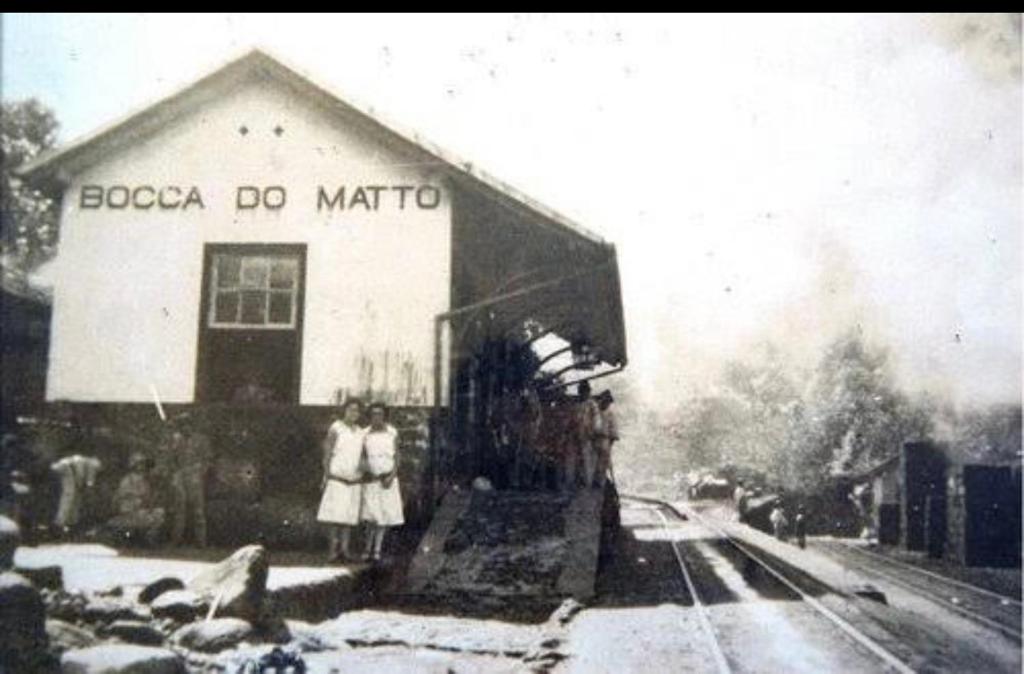 uma velha foto a preto e branco de uma fábrica em Pousada Estação Boca do Mato em Cachoeiras de Macacu