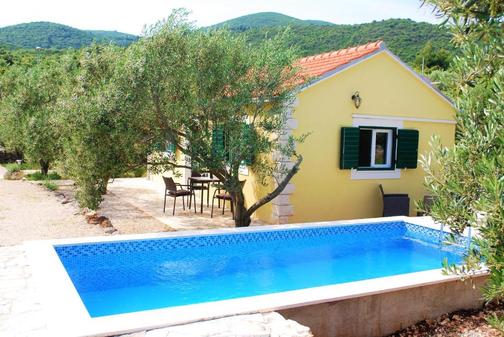 Bazén v ubytování Vineyard House & Olive Grove House nebo v jeho okolí