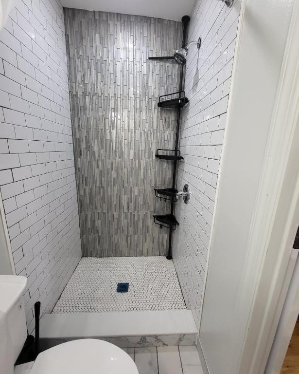 Koupelna v ubytování OoohLaLa! 2 Beds and 2 Full Baths w/Free Parking