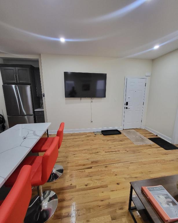 TV a/nebo společenská místnost v ubytování OoohLaLa! 2 Beds and 2 Full Baths w/Free Parking