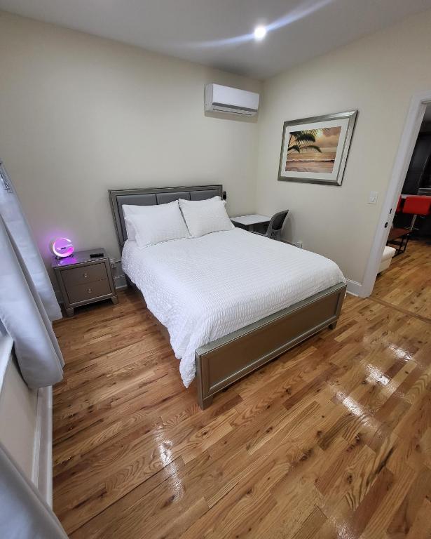 Postel nebo postele na pokoji v ubytování OoohLaLa! 2 Beds and 2 Full Baths w/Free Parking
