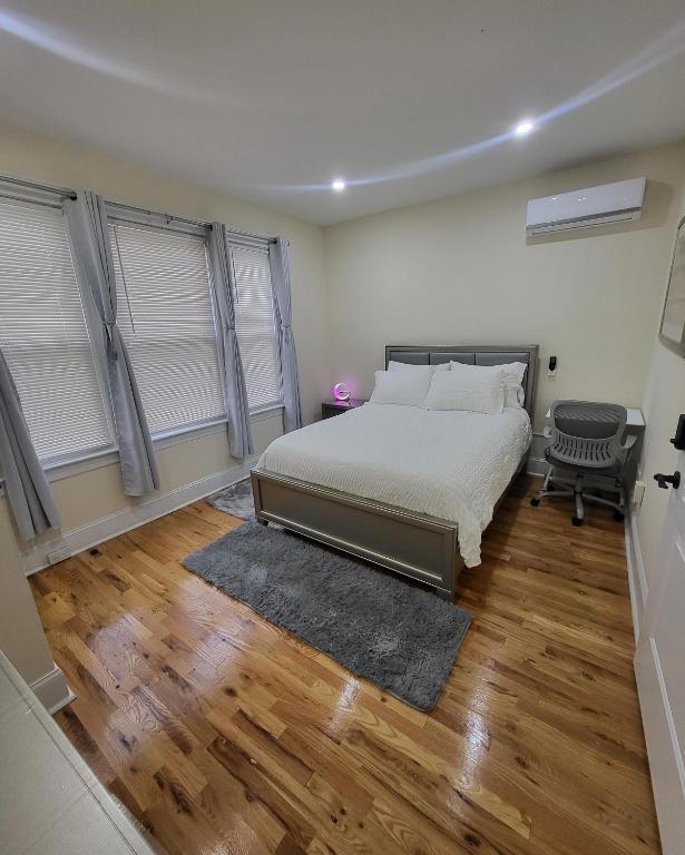 Postel nebo postele na pokoji v ubytování OoohLaLa! 2 Beds and 2 Full Baths w/Free Parking