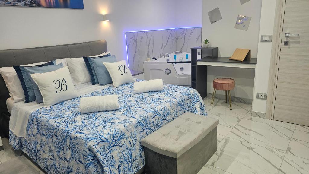 - une chambre avec un lit et une couette bleue et blanche dans l'établissement Blue Dreams, à Castellammare di Stabia