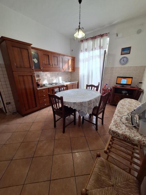 - une cuisine avec une table et des chaises dans la chambre dans l'établissement Casa vacanze Zaccaro, à Tropea