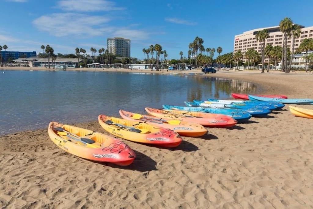 un grupo de kayaks alineados en la playa en CHIC & Cozy 1bd/1ba in MDR w/ pool/gym/parking, en Los Ángeles
